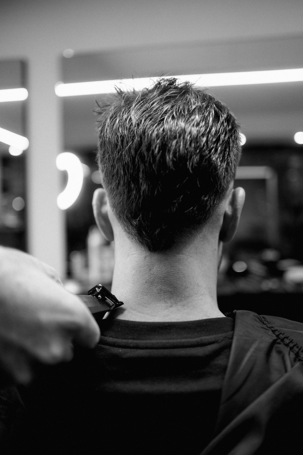 Barber bei Studio Haco in Hamburg schneidet einen Fade mit Kamm und Maschine