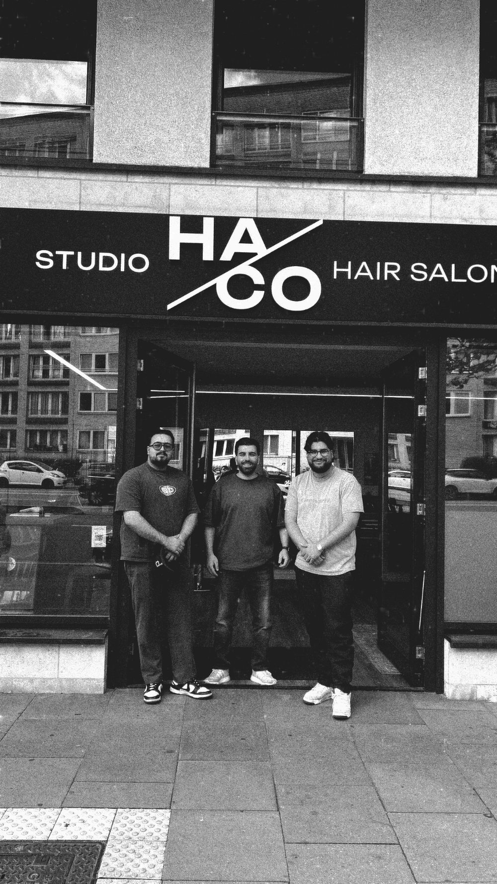 Das Team von Studio Haco vor dem Salon am Grindelberg in Hamburg